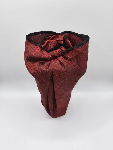 crystal_vase_wrapped_in_red_raw_silk_fabric_gift_wrapping