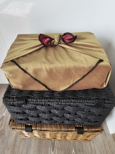 greenburgundywrappedhamper