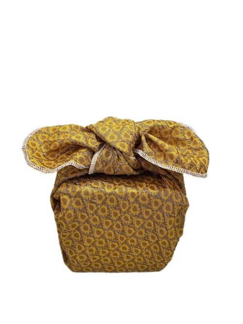 wrapped_gift_in_yellow_patterned_fabric_gift_wrap